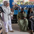 Keluarga penumpang Kapal Virgo Transport 8 dan awak kapal berkumpul di posko terpadu, menanti kepastian tentang orang-orang terdekat mereka, Minggu (13/9/2026). (REUTERS/Stringer)