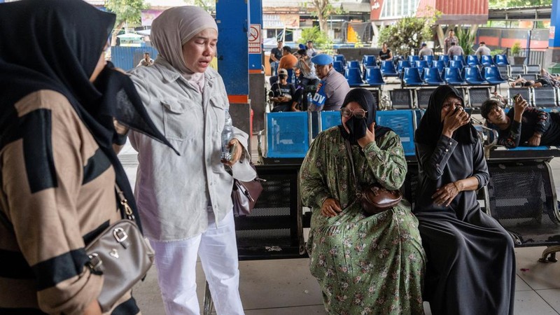 Keluarga penumpang Kapal Virgo Transport 8 dan awak kapal berkumpul di posko terpadu, menanti kepastian tentang orang-orang terdekat mereka, Minggu (13/9/2026). (REUTERS/Stringer)