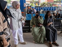 Keluarga penumpang Kapal Virgo Transport 8 dan awak kapal berkumpul di posko terpadu, menanti kepastian tentang orang-orang terdekat mereka, Minggu (13/9/2026). (REUTERS/Stringer)