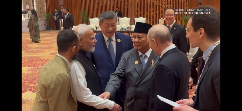 Presiden RI Prabowo Subianto berbincang hangat dengan sejumlah pemimpin dunia di sela-sela Konferensi Tingkat Tinggi BRICS ke-18 di New Delhi, India, Sabtu (12/9/2026). (Dok. Muchlis Jr - Biro Pers, Media, dan Informasi Sekretariat Presiden)