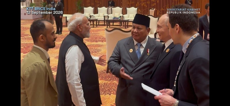Presiden RI Prabowo Subianto berbincang hangat dengan sejumlah pemimpin dunia di sela-sela Konferensi Tingkat Tinggi BRICS ke-18 di New Delhi, India, Sabtu (12/9/2026). (Dok. Muchlis Jr - Biro Pers, Media, dan Informasi Sekretariat Presiden)