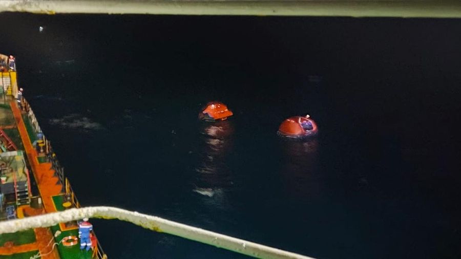 PT Pertamina Patra Niaga melalui kapal tanker MT Mauhau turut membantu proses pencarian dan penyelamatan korban KMP Virgo Transport 08 yang dilaporkan tenggelam di perairan Laut Jawa, Minggu (13/9). (Dok. Pertamina)