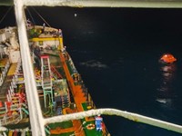 PT Pertamina Patra Niaga melalui kapal tanker MT Mauhau turut membantu proses pencarian dan penyelamatan korban KMP Virgo Transport 08 yang dilaporkan tenggelam di perairan Laut Jawa, Minggu (13/9). (Dok. Pertamina)