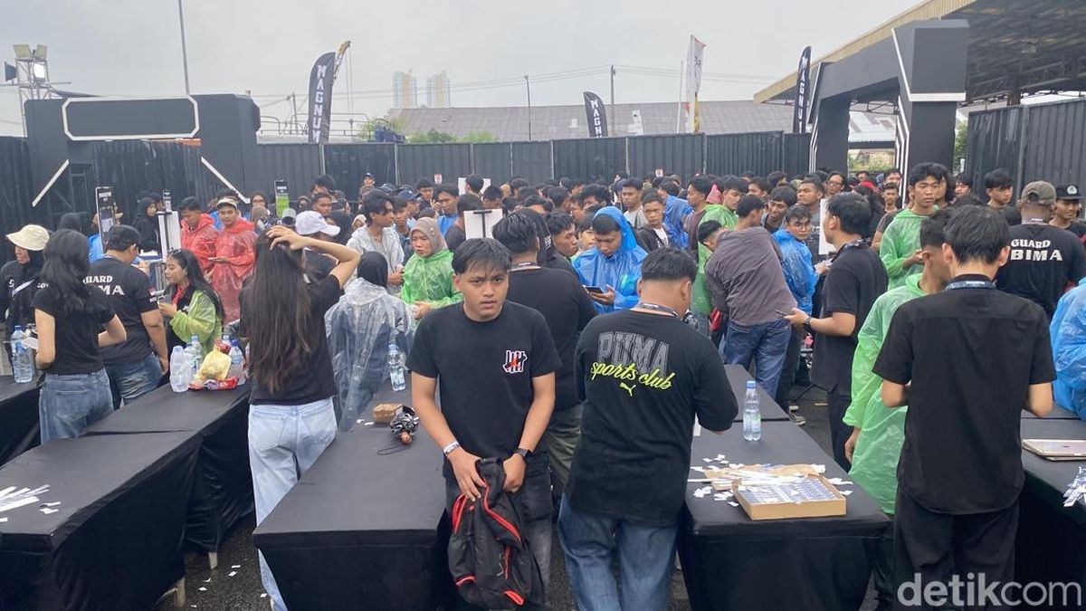 Warga Antusias Nonton Magnumotion Loud Fest Medan Meski Sempat Diguyur Hujan