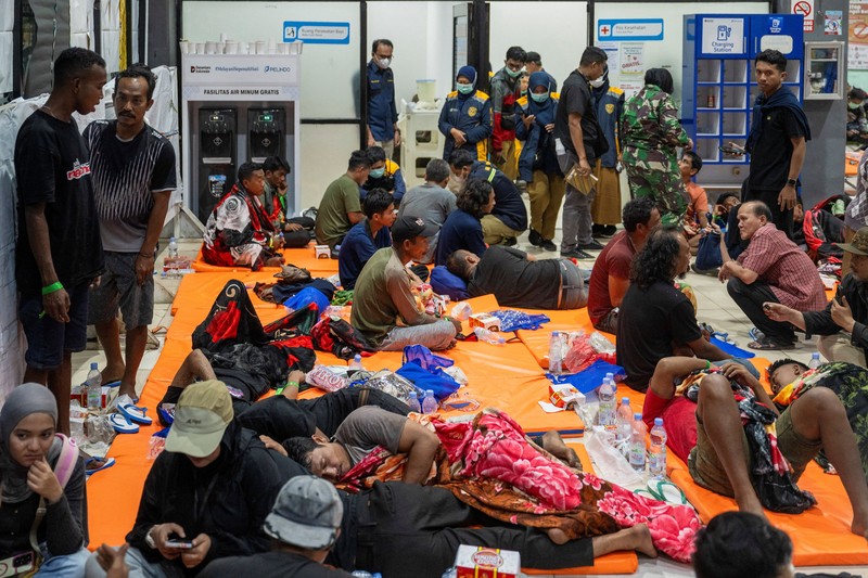 Tim gabungan mengevakuasi penumpang Kapal Virgo Transport 8 yang hilang kontak di perairan Laut Jawa dalam perjalanan Surabaya-Banjarmasin, Minggu (13/9/2026). (REUTERS/Stringer)