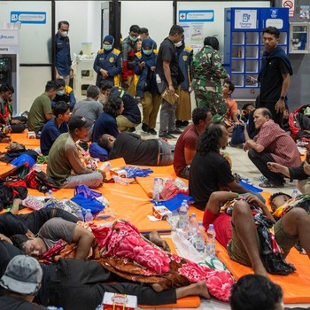 Tim gabungan mengevakuasi penumpang Kapal Virgo Transport 8 yang hilang kontak di perairan Laut Jawa dalam perjalanan Surabaya-Banjarmasin, Minggu (13/9/2026). (REUTERS/Stringer)