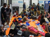 Tim gabungan mengevakuasi penumpang Kapal Virgo Transport 8 yang hilang kontak di perairan Laut Jawa dalam perjalanan Surabaya-Banjarmasin, Minggu (13/9/2026). (REUTERS/Stringer)
