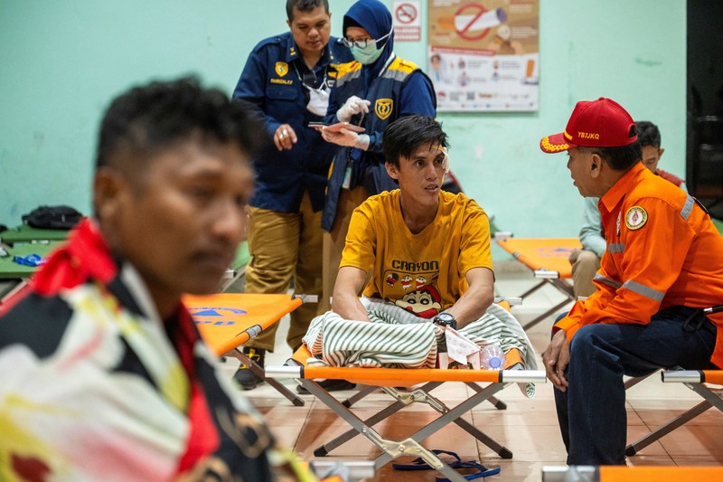 Tim gabungan mengevakuasi penumpang Kapal Virgo Transport 8 yang hilang kontak di perairan Laut Jawa dalam perjalanan Surabaya-Banjarmasin, Minggu (13/9/2026). (REUTERS/Stringer)