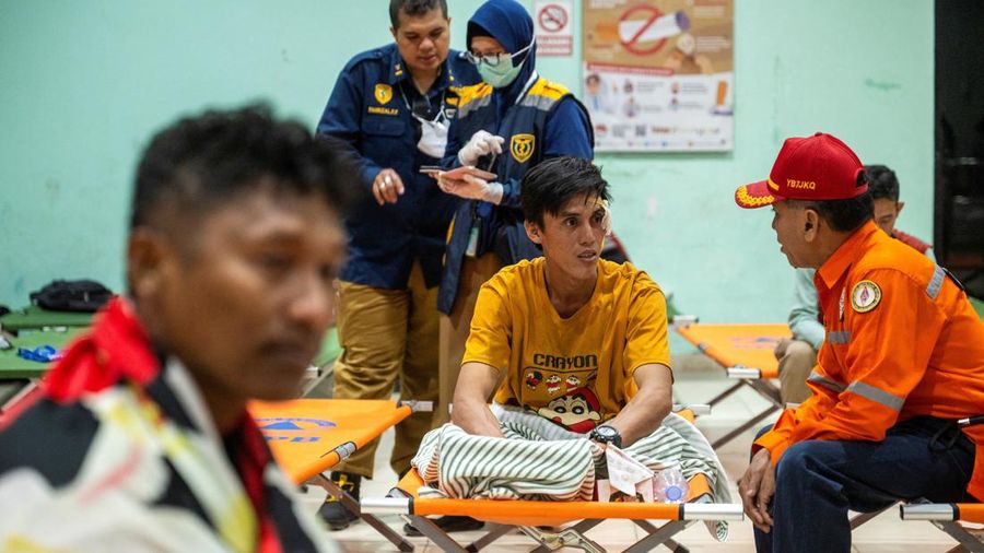 Tim gabungan mengevakuasi penumpang Kapal Virgo Transport 8 yang hilang kontak di perairan Laut Jawa dalam perjalanan Surabaya-Banjarmasin, Minggu (13/9/2026). (REUTERS/Stringer)