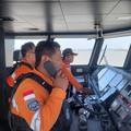 Tim gabungan mengevakuasi penumpang Kapal Virgo Transport 8 yang hilang kontak di perairan Laut Jawa dalam perjalanan Surabaya-Banjarmasin, Minggu (13/9/2026). (REUTERS/Stringer)