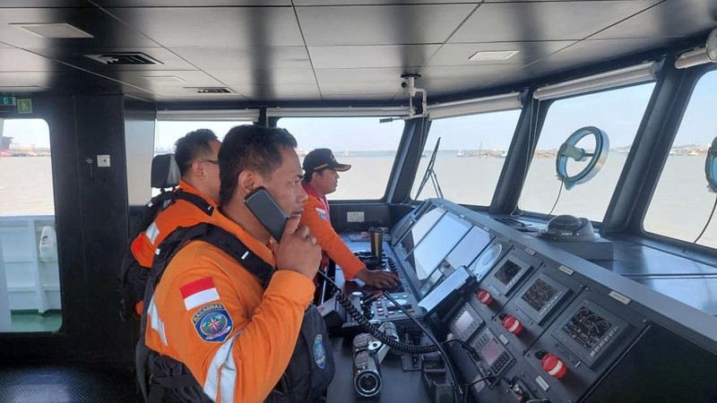 Tim gabungan mengevakuasi penumpang Kapal Virgo Transport 8 yang hilang kontak di perairan Laut Jawa dalam perjalanan Surabaya-Banjarmasin, Minggu (13/9/2026). (REUTERS/Stringer)