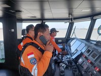 Tim gabungan mengevakuasi penumpang Kapal Virgo Transport 8 yang hilang kontak di perairan Laut Jawa dalam perjalanan Surabaya-Banjarmasin, Minggu (13/9/2026). (REUTERS/Stringer)