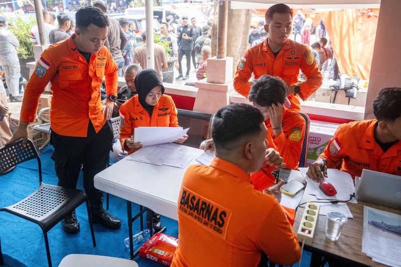 Tim gabungan mengevakuasi penumpang Kapal Virgo Transport 8 yang hilang kontak di perairan Laut Jawa dalam perjalanan Surabaya-Banjarmasin, Minggu (13/9/2026). (REUTERS/Stringer)