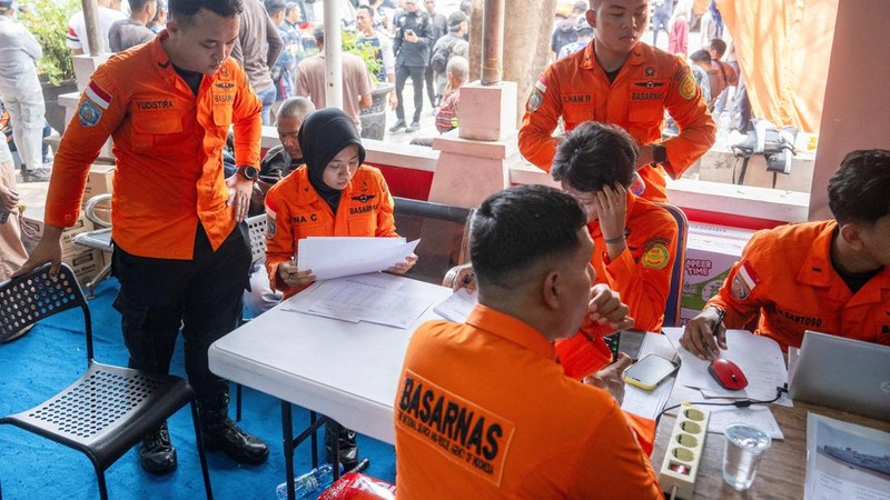 Tim gabungan mengevakuasi penumpang Kapal Virgo Transport 8 yang hilang kontak di perairan Laut Jawa dalam perjalanan Surabaya-Banjarmasin, Minggu (13/9/2026). (REUTERS/Stringer)