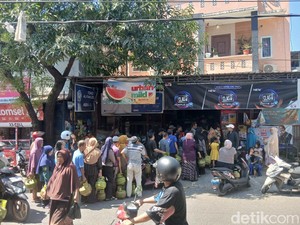 Warga Antre Berjam-jam demi Elpiji 3 Kg di Panakkukang Makassar