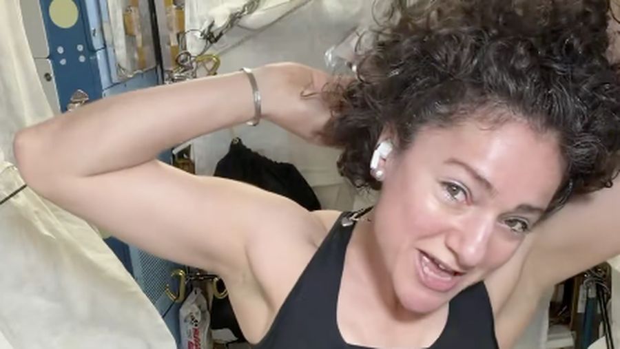 Astronaut Jessica Meir saat live streaming dari stasiun luar angkasa internasional. (X/Astro_Jessica)