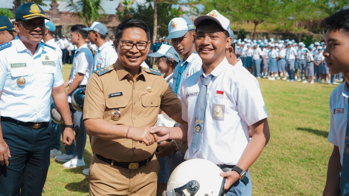 Cegah Pelanggaran, Adi Arnawa Edukasi Lalu Lintas-Bagi Helm untuk Siswa