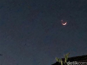 Kala Fenomena Bulan Sabit Bersanding Cahaya Hipnotis Warga Sukabumi