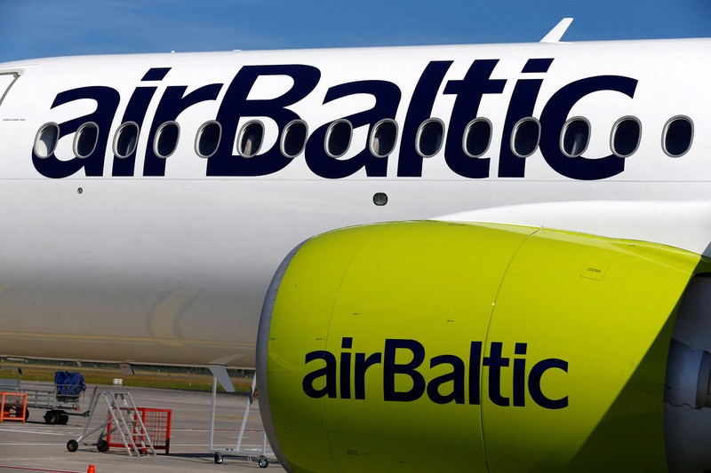 Pesawat Airbus A220-300 milik AirBaltic lepas landas sebelum seluruh penerbangan internasional dihentikan pada tengah malam hari Senin, 16 Maret, sebagai langkah pencegahan terhadap penyakit virus corona (COVID-19) di Riga, Latvia, 16 Maret 2020. (REUTERS/Ints Kalnins/File Foto)