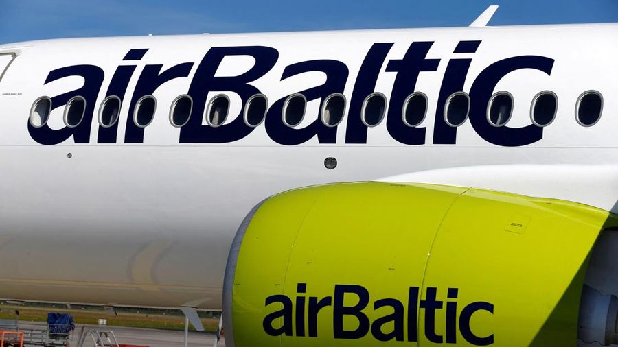 Logo AirBaltic terlihat pada pesawat Airbus A220-300 di Bandara Internasional Riga, Latvia, pada 8 Agustus 2018.