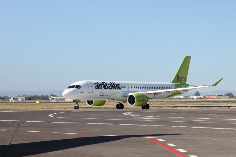 Pesawat Airbus A220-300 milik AirBaltic lepas landas sebelum seluruh penerbangan internasional dihentikan pada tengah malam hari Senin, 16 Maret, sebagai langkah pencegahan terhadap penyakit virus corona (COVID-19) di Riga, Latvia, 16 Maret 2020. (REUTERS/Ints Kalnins/File Foto)