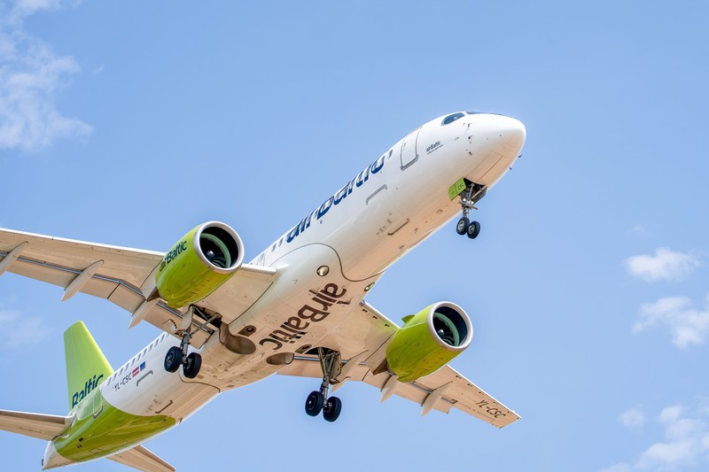 Pesawat Airbus A220-300 milik AirBaltic lepas landas sebelum seluruh penerbangan internasional dihentikan pada tengah malam hari Senin, 16 Maret, sebagai langkah pencegahan terhadap penyakit virus corona (COVID-19) di Riga, Latvia, 16 Maret 2020. (REUTERS/Ints Kalnins/File Foto)