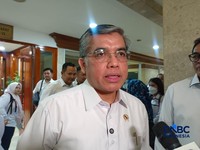 Menteri Ketenagakerjaan (Menaker) Yassierli saat ditemui usai menyerahkan DIM RUU Pelindungan Ketenagakerjaan ke Komisi IX DPR RI, Jakarta, Senin (14/9/2026). (CNBC Indonesia/Martyasari Rizky)