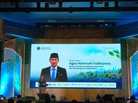 Menteri Koordinator Bidang Infrastruktur dan Pembangunan Kewilayahan (Menko IPK) Agus Harimurti Yudhoyono saat memberikan paparan dalam Forum Koordinasi Penanganan Permukiman Kumuh Terpadu di Auditorium BRIN, Jakarta, Senin (14/9/2026). (CNBC Indones