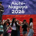 Orang-orang berjalan melewati papan tanda Asian Games di Nagoya, Jepang 14 September 2026. (REUTERS/Edgar Su)