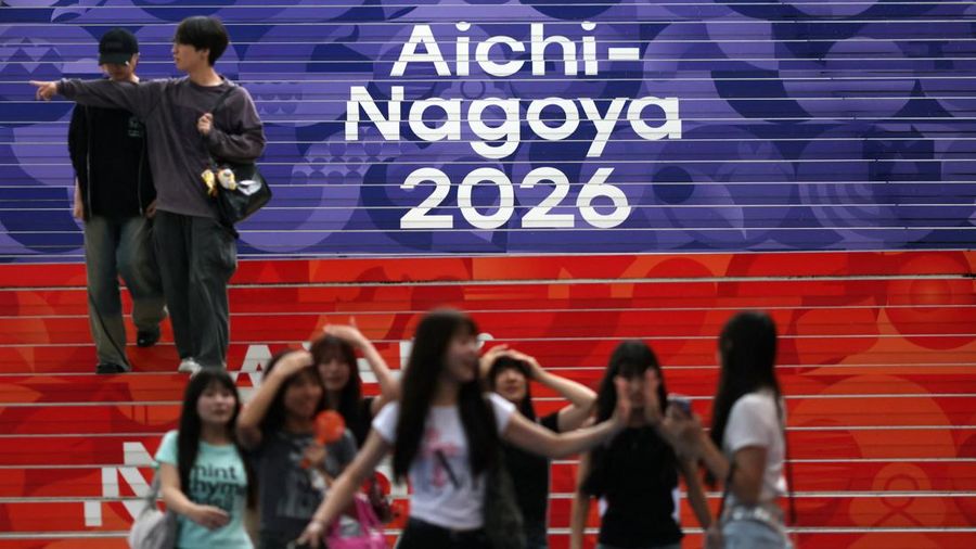 Orang-orang berjalan melewati papan tanda Asian Games di Nagoya, Jepang 14 September 2026. (REUTERS/Edgar Su)