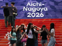 Orang-orang berjalan melewati papan tanda Asian Games di Nagoya, Jepang 14 September 2026. (REUTERS/Edgar Su)