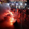 Para pengunjuk rasa membakar ban dan memblokir jalan raya antara Aleppo dan Turki, Suriah, sebagai bentuk protes terhadap kenaikan harga bahan bakar, 13 September 2026. (REUTERS/Mahmoud Hassano)