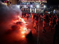 Para pengunjuk rasa membakar ban dan memblokir jalan raya antara Aleppo dan Turki, Suriah, sebagai bentuk protes terhadap kenaikan harga bahan bakar, 13 September 2026. (REUTERS/Mahmoud Hassano)