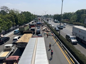 Truk Terguling Melintang di Tol JORR Dievakuasi, Sisa Muatan Masih Bikin Macet