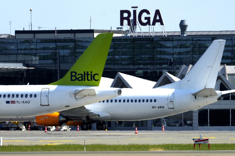 Pesawat Airbus A220-300 milik AirBaltic lepas landas sebelum seluruh penerbangan internasional dihentikan pada tengah malam hari Senin, 16 Maret, sebagai langkah pencegahan terhadap penyakit virus corona (COVID-19) di Riga, Latvia, 16 Maret 2020. (REUTERS/Ints Kalnins/File Foto)