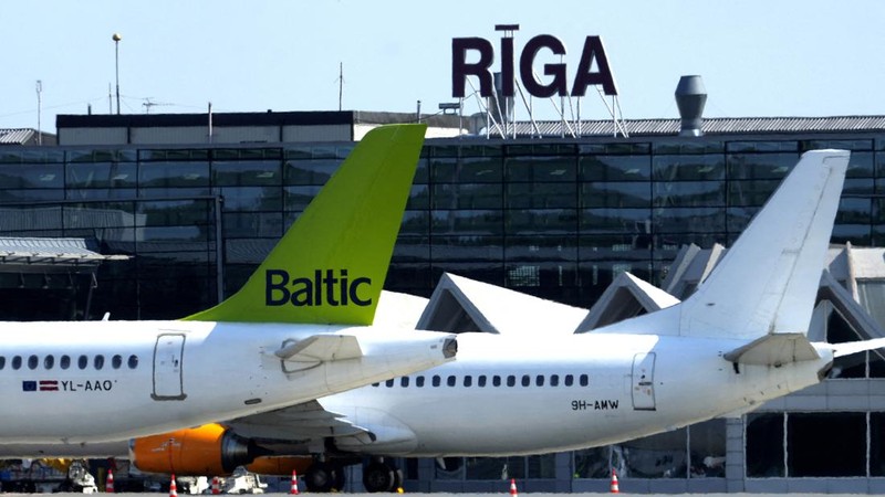 Pesawat Airbus A220-300 milik AirBaltic dan pesawat Boeing 737-4Q8 milik Air Horizont di Bandara Internasional Riga, Latvia, pada 21 Juli 2022.