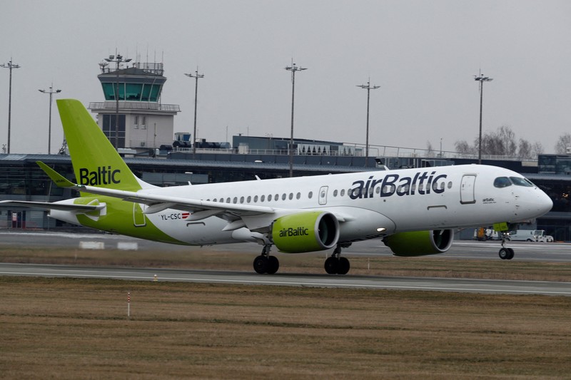 Pesawat Airbus A220-300 milik AirBaltic lepas landas sebelum seluruh penerbangan internasional dihentikan pada tengah malam hari Senin, 16 Maret, sebagai langkah pencegahan terhadap penyakit virus corona (COVID-19) di Riga, Latvia, 16 Maret 2020. (REUTERS/Ints Kalnins/File Foto)
