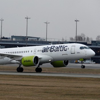 Pesawat Airbus A220-300 milik AirBaltic lepas landas sebelum seluruh penerbangan internasional dihentikan pada tengah malam hari Senin, 16 Maret, sebagai langkah pencegahan terhadap penyakit virus corona (COVID-19) di Riga, Latvia, 16 Maret 2020. (RE