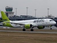Pesawat Airbus A220-300 milik AirBaltic lepas landas sebelum seluruh penerbangan internasional dihentikan pada tengah malam hari Senin, 16 Maret, sebagai langkah pencegahan terhadap penyakit virus corona (COVID-19) di Riga, Latvia, 16 Maret 2020. (RE
