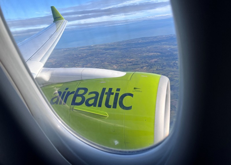 Pesawat Airbus A220-300 milik AirBaltic lepas landas sebelum seluruh penerbangan internasional dihentikan pada tengah malam hari Senin, 16 Maret, sebagai langkah pencegahan terhadap penyakit virus corona (COVID-19) di Riga, Latvia, 16 Maret 2020. (REUTERS/Ints Kalnins/File Foto)