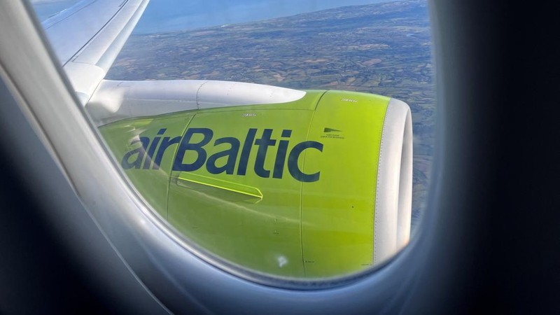 Sebuah pesawat jet airBaltic terbang di dekat Bandara London Gatwick, Inggris, pada 22 Maret 2025.