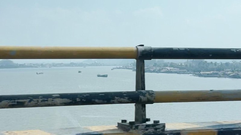 Sebuah video yang beredar di media sosial memperlihatkan kondisi Air Sungai Mahakam di wilayah Samarinda, Kalimantan Timur, tampak lebih jernih dari biasanya.
