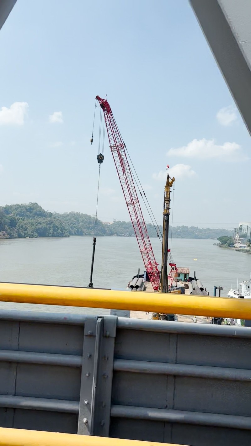 Sebuah video yang beredar di media sosial memperlihatkan kondisi Air Sungai Mahakam di wilayah Samarinda, Kalimantan Timur, tampak lebih jernih dari biasanya. (Tangkapan Layar Video Instagram/leonytiani03)