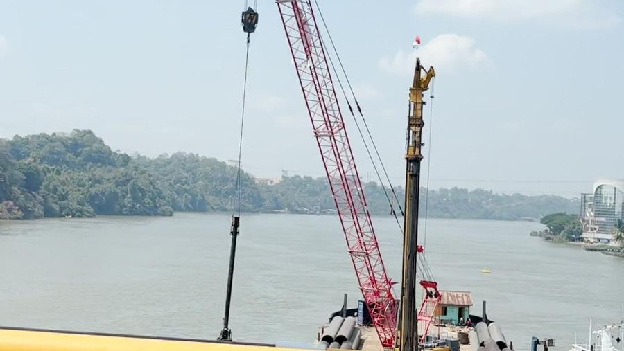 Sebuah video yang beredar di media sosial memperlihatkan kondisi Air Sungai Mahakam di wilayah Samarinda, Kalimantan Timur, tampak lebih jernih dari biasanya.
