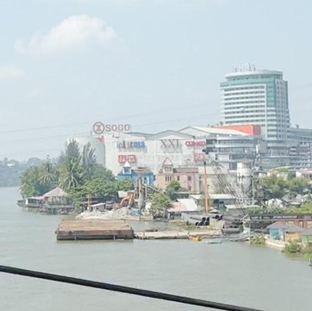 Sebuah video yang beredar di media sosial memperlihatkan kondisi Air Sungai Mahakam di wilayah Samarinda, Kalimantan Timur, tampak lebih jernih dari biasanya. (Tangkapan Layar Video Instagram/leonytiani03)
