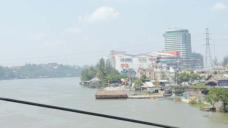 Sebuah video yang beredar di media sosial memperlihatkan kondisi Air Sungai Mahakam di wilayah Samarinda, Kalimantan Timur, tampak lebih jernih dari biasanya. (Tangkapan Layar Video Instagram/leonytiani03)