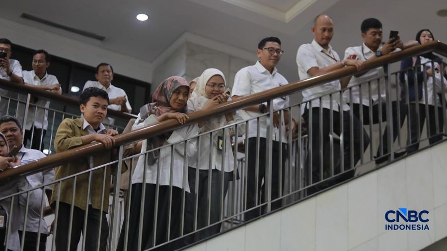 Sejumlah pegawai Aparatur Sipil Negara (ASN) Kementerian Keuangan nampak menyambut Menteri Keuangan RI, Suahasil Nazara di Gedung Juanda, Kementerian Keuangan, Jakarta, Senin (14/9/2026).