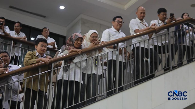 Sejumlah pegawai Aparatur Sipil Negara (ASN) Kementerian Keuangan nampak menyambut Menteri Keuangan RI, Suahasil Nazara di Gedung Juanda, Kementerian Keuangan, Jakarta, Senin (14/9/2026).