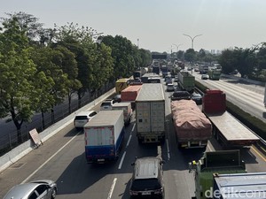 Sisa Muatan Truk Terguling Melintang di Tol JORR Dievakuasi, Lalin Padat