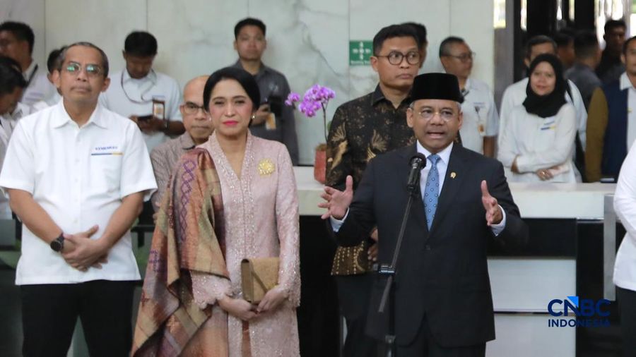 Suahasil Nazara memberikan keterangan pers kepada media di Gedung Djuanda Kementerian Keuangan, Jakarta, Senin, (14/9/2026). (CNBC Indonesia/Muhammad Sabki)